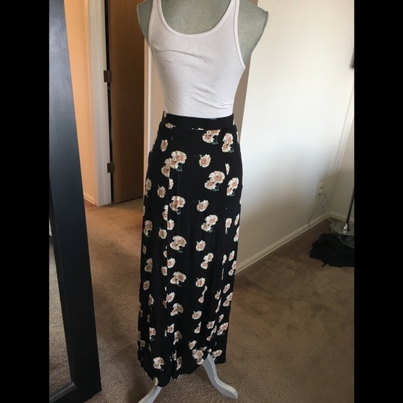 High Waisted Daisy Maxi Skirt 🌸 - Picture 5 of 7